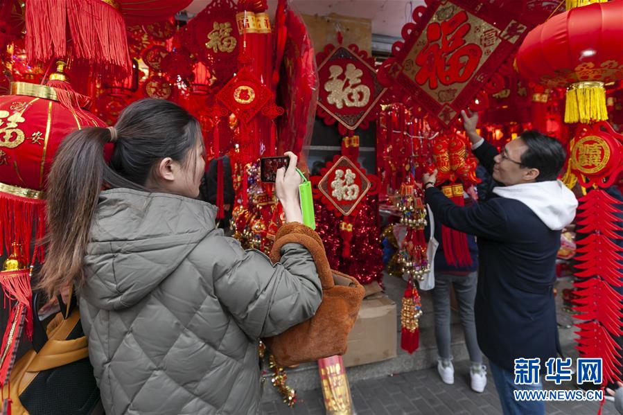 （社会）上海：选饰品  迎佳节