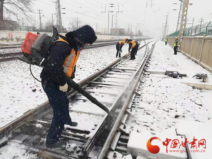 【新春走基层】兰铁集团战风雪保畅通 助旅客平安出行