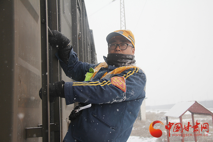 【新春走基层】兰铁集团战风雪保畅通 助旅客平安出行