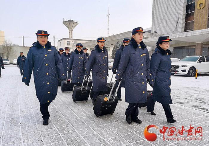 【新春走基层】兰铁集团战风雪保畅通 助旅客平安出行