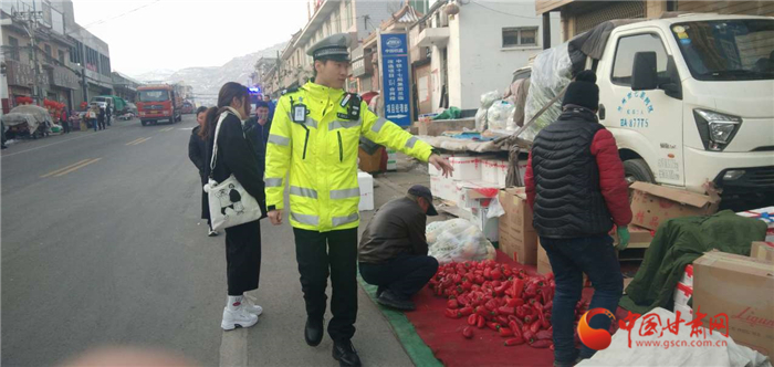 【新春走基层】兰州：农民朋友赶大集 交警护卫保平安