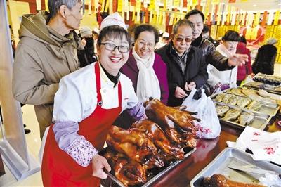 酒店订餐、礼盒外带、 厨师上门、家中自制……你有没有闻到年夜饭的香味！