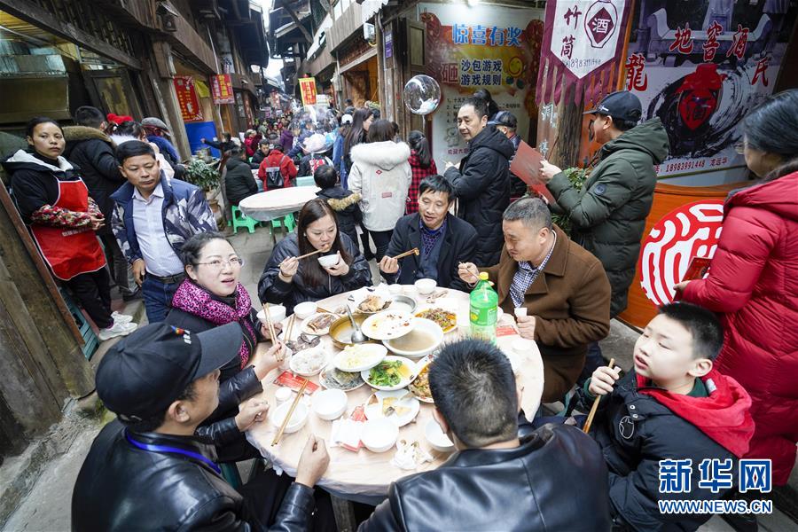 (新春走基层·图文互动)(1)古镇老街品年味 千米长宴忆乡愁——重庆一座千年古镇“新生记”