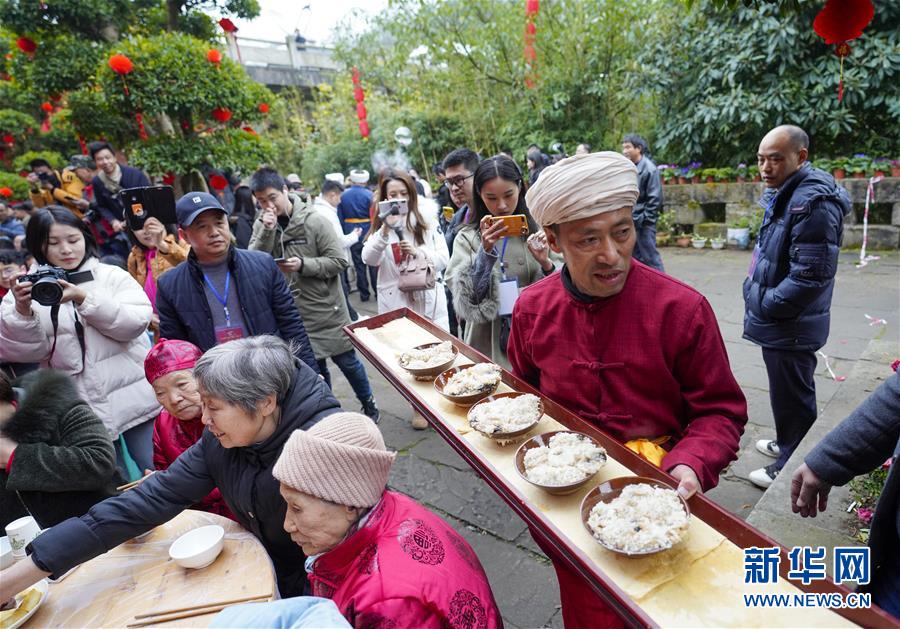 (新春走基层·图文互动)(2)古镇老街品年味 千米长宴忆乡愁——重庆一座千年古镇“新生记”