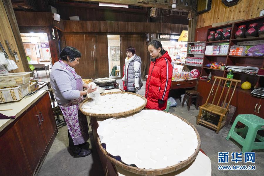 (新春走基层·图文互动)(6)古镇老街品年味 千米长宴忆乡愁——重庆一座千年古镇“新生记”