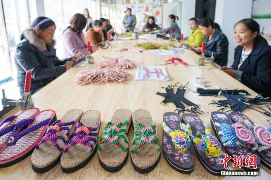资料图：妇女在扶贫手工艺厂工作。<a target='_blank'  data-cke-saved-href='http://www.chinanews.com/' href='http://www.chinanews.com/'>中新社</a>记者 贺俊怡 摄