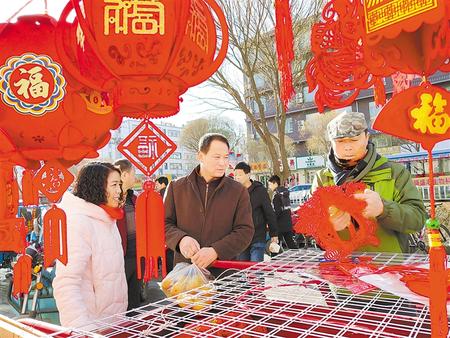 群众在张掖山丹县年货市场购买年货