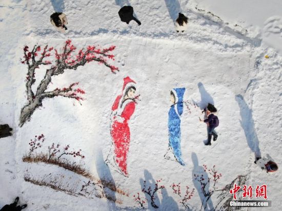 1月17日，河南洛阳伏牛山滑雪场，绘画爱好者在雪地上绘制《踏雪寻梅》。据绘画者介绍，这种颜料加水溶解晕染在雪地上，形成了中国风特有的国画艺术效果，颜料都是水溶性无污染的，对环境不会造成危害。中新社记者 王