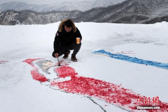 1月17日，河南洛阳伏牛山滑雪场，绘画爱好者在雪地上绘制《踏雪寻梅》。据绘画者介绍，这种颜料加水溶解晕染在雪地上，形成了中国风特有的国画艺术效果，颜料都是水溶性无污染的，对环境不会造成危害。中新社记者 王