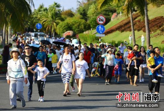 游客在三亚南山文化旅游区游览。陈文武摄