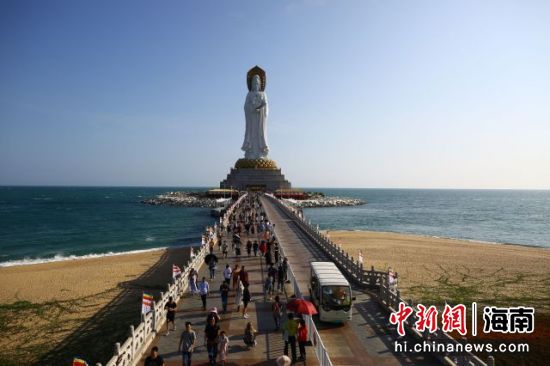 游客在三亚南山文化旅游区游览。陈文武摄 游客在三亚南山文化旅游区游览。陈文武摄