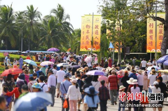 游客在三亚南山文化旅游区游览。陈文武摄 游客在三亚南山文化旅游区游览。陈文武摄