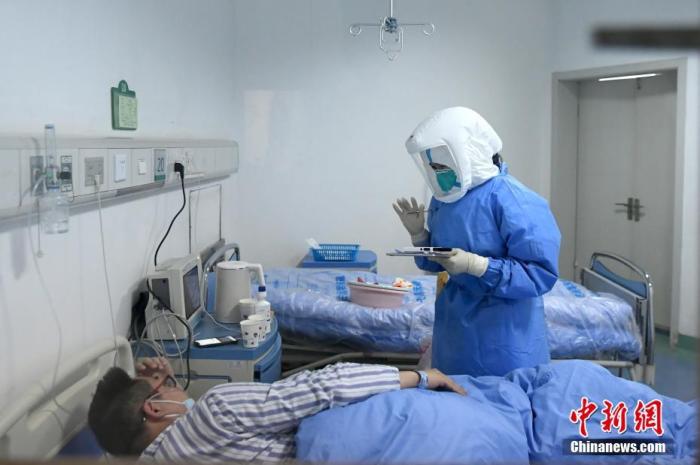 图为医护人员在和患者交流。安源 摄 点击进入下一页