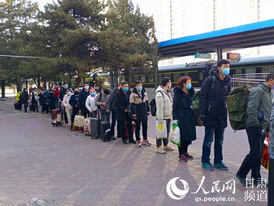 坐落在兰州市红古区的青藏铁路公司兰西段海石湾火车站出站口，等候体温检测和登记的下车旅客已排起了长队。（图片由火车站社区提供）