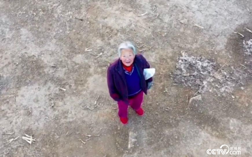 无人机将不戴口罩外出的村民劝回屋子