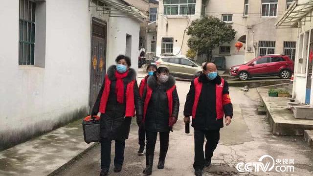 南京江宁谷里社区老人把广场舞的大广播拿出来宣讲防“疫”
