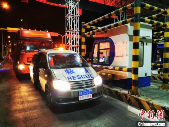 2月1日晚，满载着10吨优质苹果的车辆，从甘肃省白银市景泰县启程开往武汉市，驰援抗疫一线医护人员。　钟欣 摄