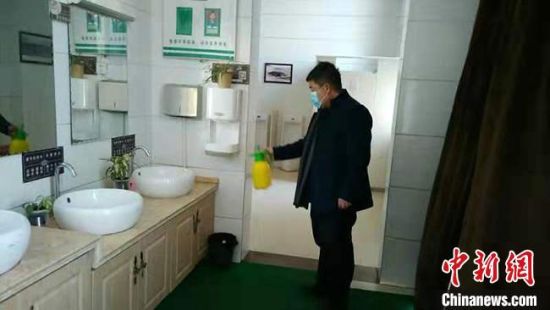  图为2月初，工作人员对敦煌市旅游景区卫生间进行防疫消毒。　敦煌市委宣传部供图 摄