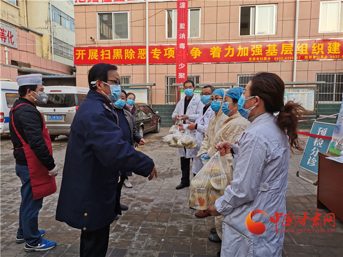 【甘肃全民战“疫”】定西陇西“个体户”爱心早餐送抗疫一线