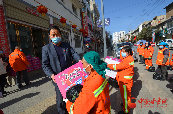 【甘肃全民战“疫”】陇南宕昌: 160名“疫”线环卫工人吃上新鲜蔬菜