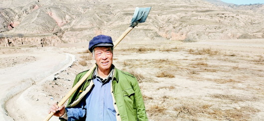 定西陇西七旬老农:大地为纸铁锹为笔为中国加油