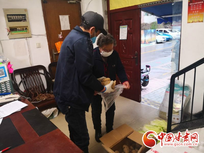 【甘肃全民战“疫”】兰州榆中县70余吨爱心菜抵达武汉受市民欢迎