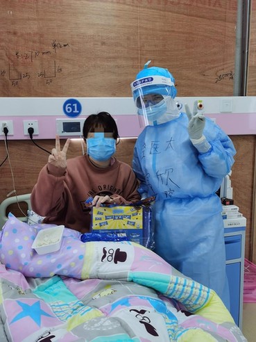 把患者当成亲人 她们用爱驱散疫情阴霾 把患者当成亲人 她们用爱驱散疫情阴霾