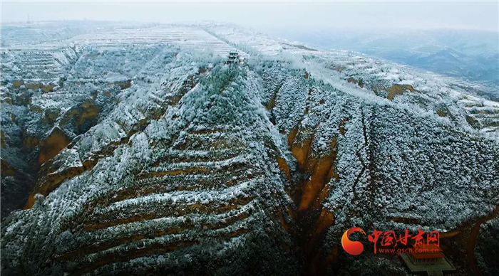 平凉崇信：雪中龙泉寺分外妖娆