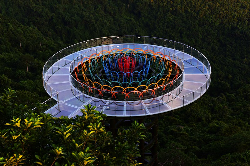 图为三亚亚龙湾热带天堂森林旅游区全海景玻璃栈桥风貌。（黄庆优摄） 