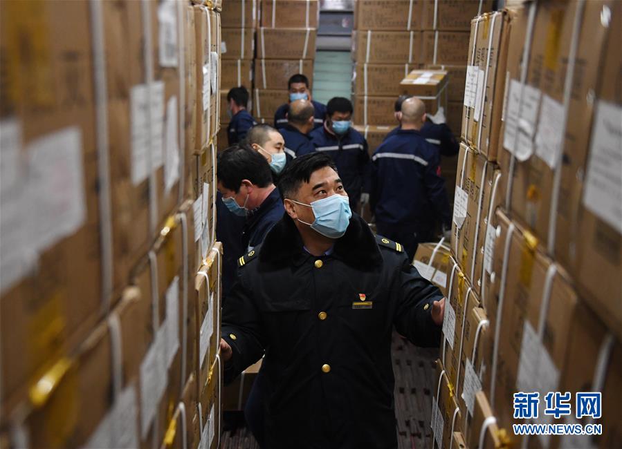 （聚焦疫情防控）（4）北京西站：20000件防护服运往武汉