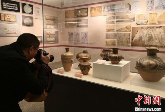 图为:民众在甘肃省博物馆观赏展出的文物。(资料图) 杨艳敏 摄 图为:民众在甘肃省博物馆观赏展出的文物。(资料图) 杨艳敏 摄