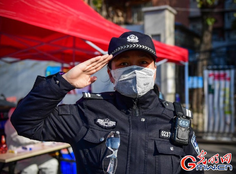 武汉社区民警曹怡坤:为居民服务的心一直热乎着 武汉社区民警曹怡坤:为居民服务的心一直热乎着
