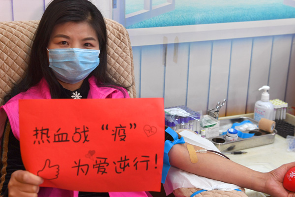 六安市“爱心妈妈”谢娟无偿献血。