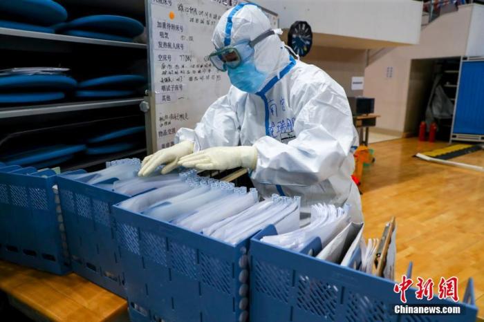 3月10日,随着最后一批49名患者从洪山体育馆走出,运行了35天的武昌方舱医院正式休舱。至此,武汉市16家方舱医院全部休舱。图为武昌方舱医院,河北支援湖北医疗队队员清点病历。<a target='_blank' data-cke-saved-href='http://www.chinanews.com/' href='http://www.chinanews.com/'>中新社</a>记者 张畅 摄 点击进入下一页