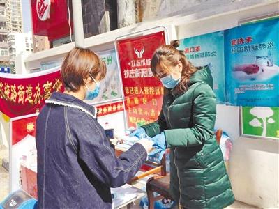 兰州张掖路街道：小口罩传递大温暖（图）