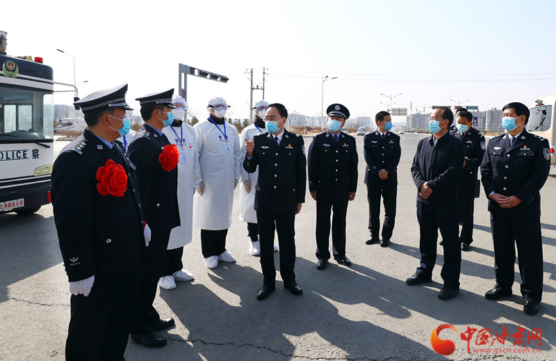 余建赴兰州新区防疫一线看望慰问执勤民警并送奖到岗（图）