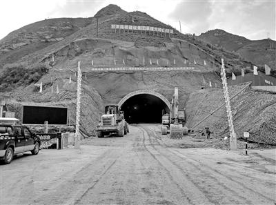 康卓公路大岭山隧道顺利贯通