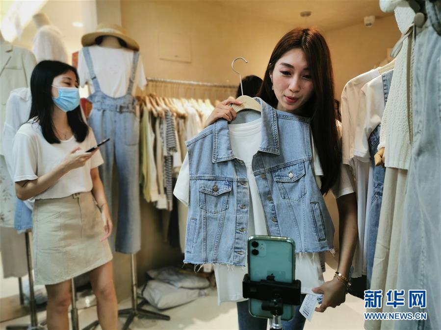 （图文互动）（1）广州服装批发市场“直播”促转型