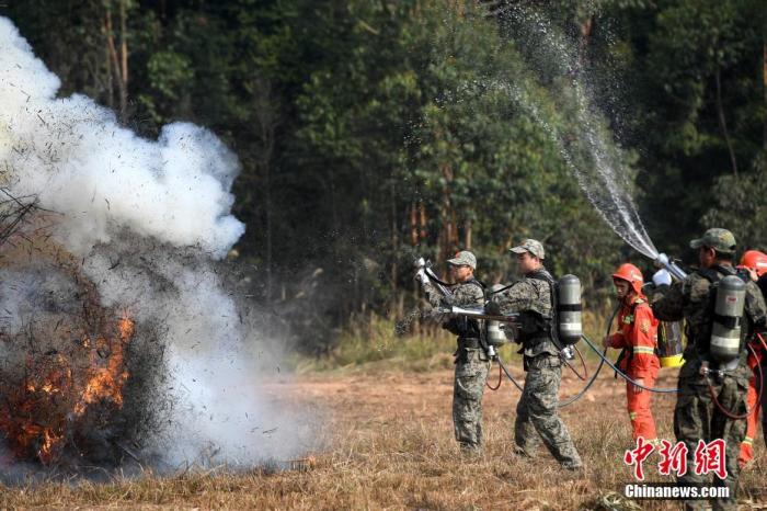 资料图:防火技能演练。<a target='_blank' data-cke-saved-href='http://www.chinanews.com/' href='http://www.chinanews.com/'>中新社</a>记者 俞靖 摄 点击进入下一页