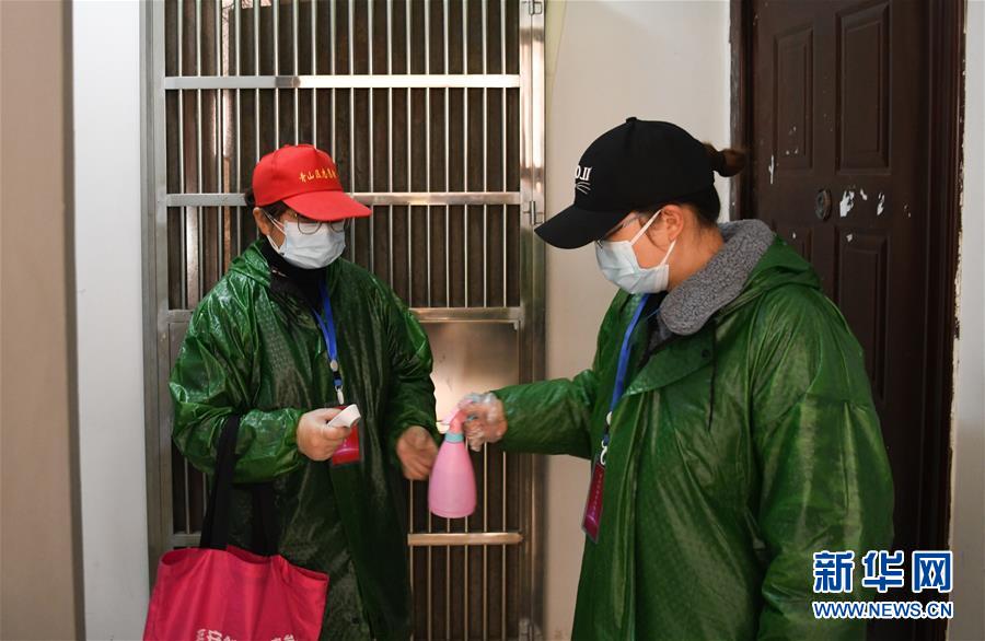 (习近平致敬的战“疫”英雄·社区工作者篇·图文互动)(9)他们,坚守一线战风雨