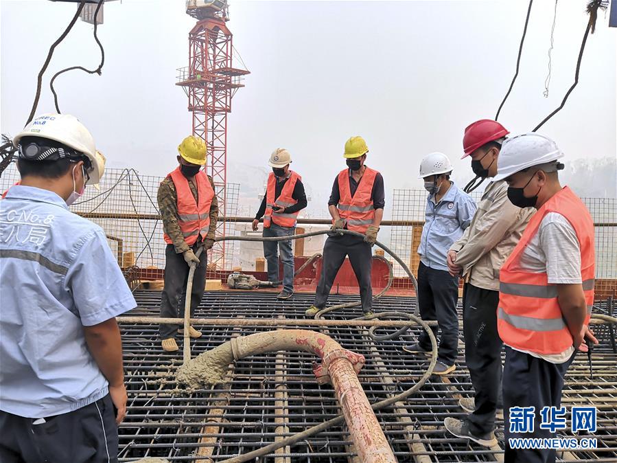 （国际）（1）中老铁路班纳汉湄公河特大桥合龙