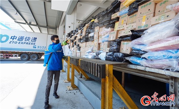 绿码互认、线上应聘、点对点包车,湖北籍员工正陆续返岗…… 绿码互认、线上应聘、点对点包车,湖北籍员工正陆续返岗……