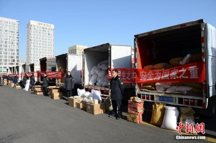 资料图:警方将违法食品药品装车准备销毁。<a target='_blank' data-cke-saved-href='http://www.chinanews.com/' href='http://www.chinanews.com/'>中新社</a>记者 刘文华 摄 点击进入下一页