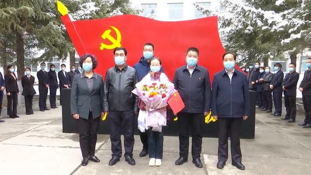 中共天祝县委授予援鄂医疗队员闫登兰同志“优秀共产党员”称号