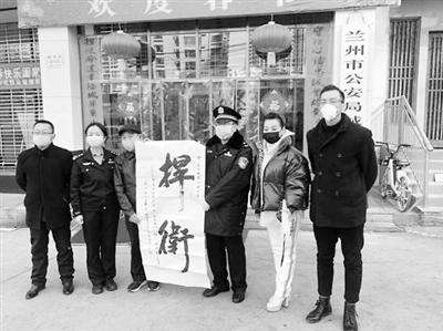 【甘肃全民战“疫”】警嫂献爱心 为警徽增光