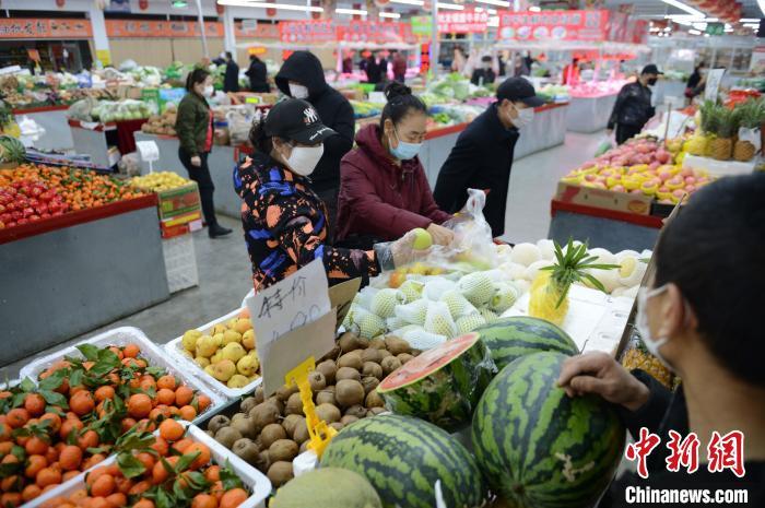 资料图:呼和浩特菜市场上人流涌动。 刘文华 摄 资料图:呼和浩特菜市场上人流涌动。 刘文华 摄