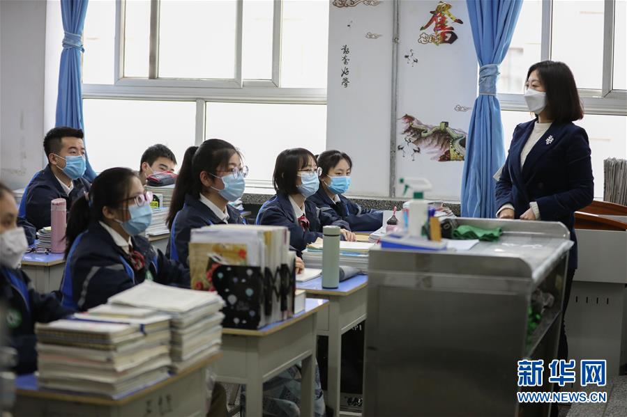 4月9日,兰州市第十四中学高三年级学生通过测温门进入教学楼.