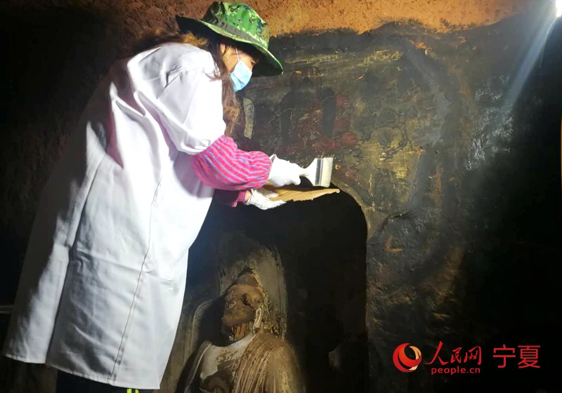 专业文物修复团队对壁画进行修复。原州区须弥山石窟文物管理所供图