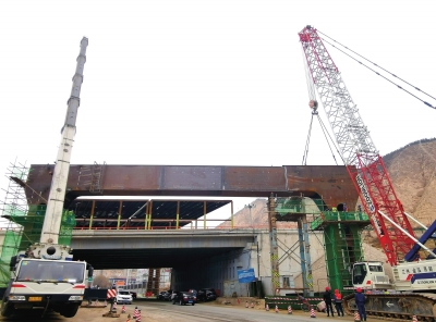 甘肃省最大跨度钢构桥盖梁架设成功