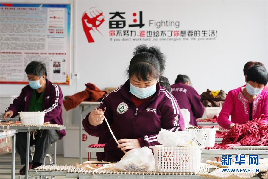 (在习近平新时代中国特色社会主义思想指引下——新时代新作为新篇章·习近平总书记关切事·图文互动)(6)让贫困劳动力端稳就业的“饭碗”——各地就业扶贫不松劲巩固脱贫成果
